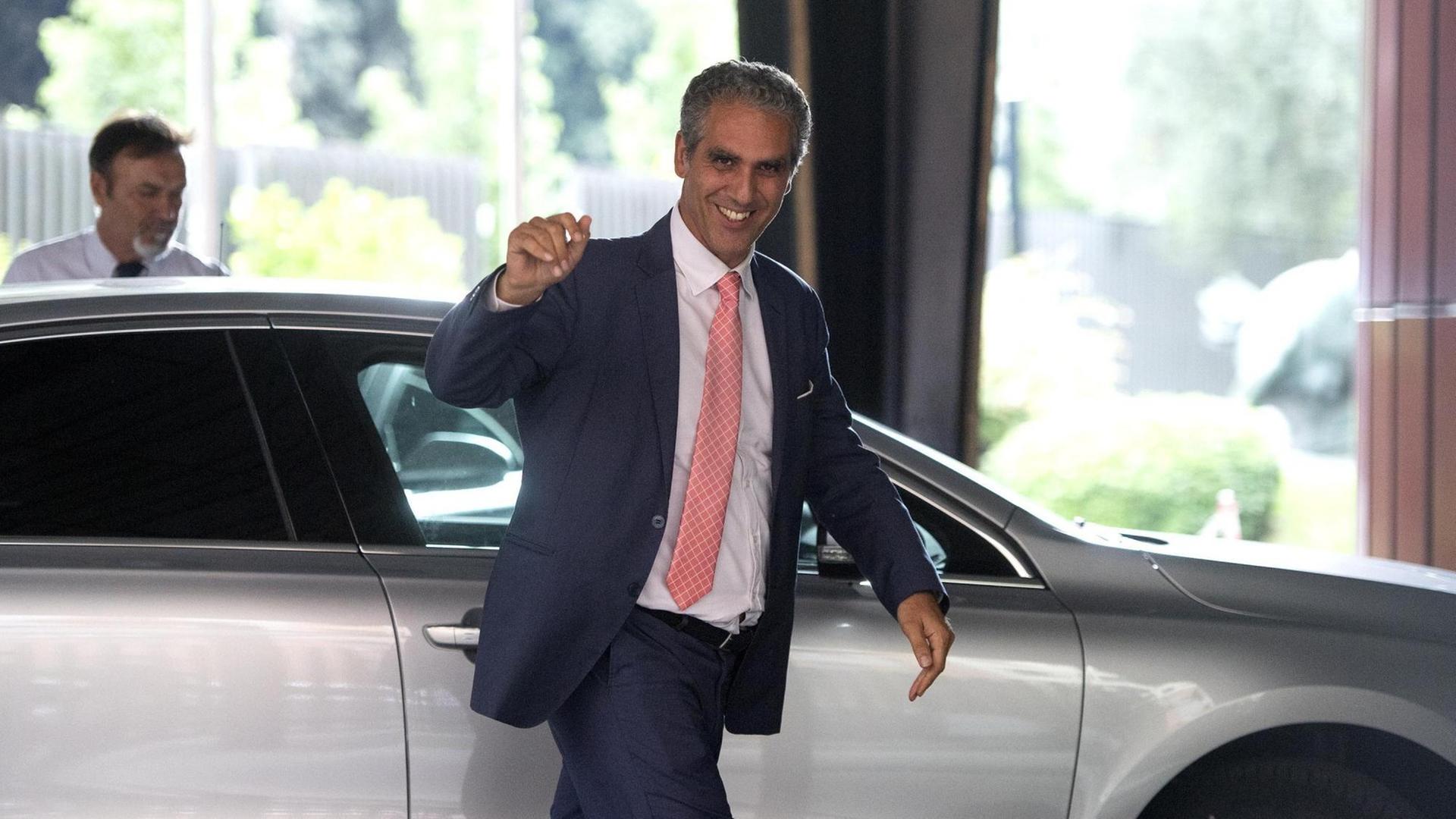 Der Rai-Präsident Marcello Foa steigt vor den Rai-Büros aus einem Auto.