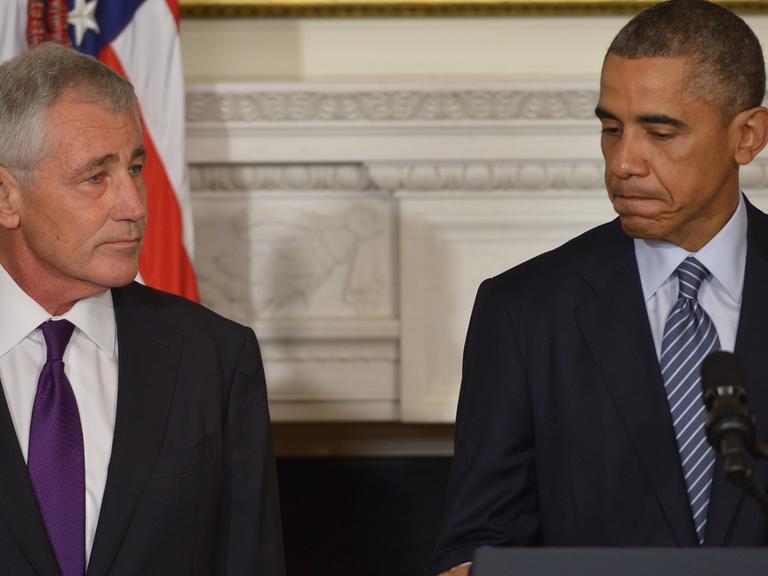 US-Verteidigungsminister Hagel und US-Präsident Obama bei der Pressekonferenz, in der Obama den Rücktritt Hagels verkündet.