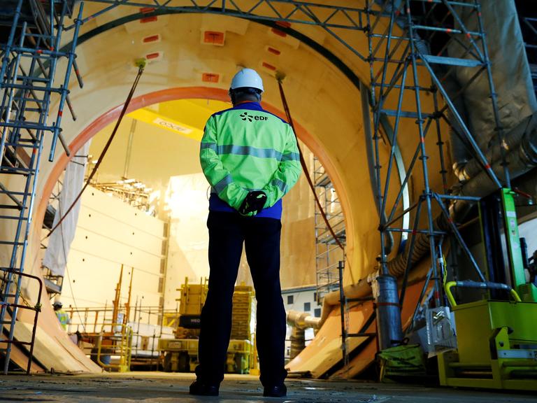 Ein Arbeiter steht auf der Baustelle des Atomkraftwerks in Flamanville im Nordwesten Frankreichs.