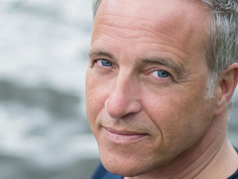 Torsten Hebel auf dem Cover seines Buches "Freischwimmer"