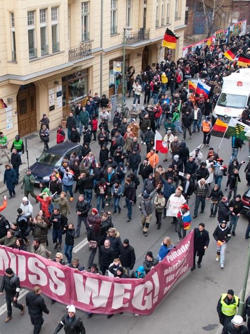 Tausende demonstrierten im März 2016 in Berlin gegen die Kanzlerin und ihre Flüchtlingspolitik. 