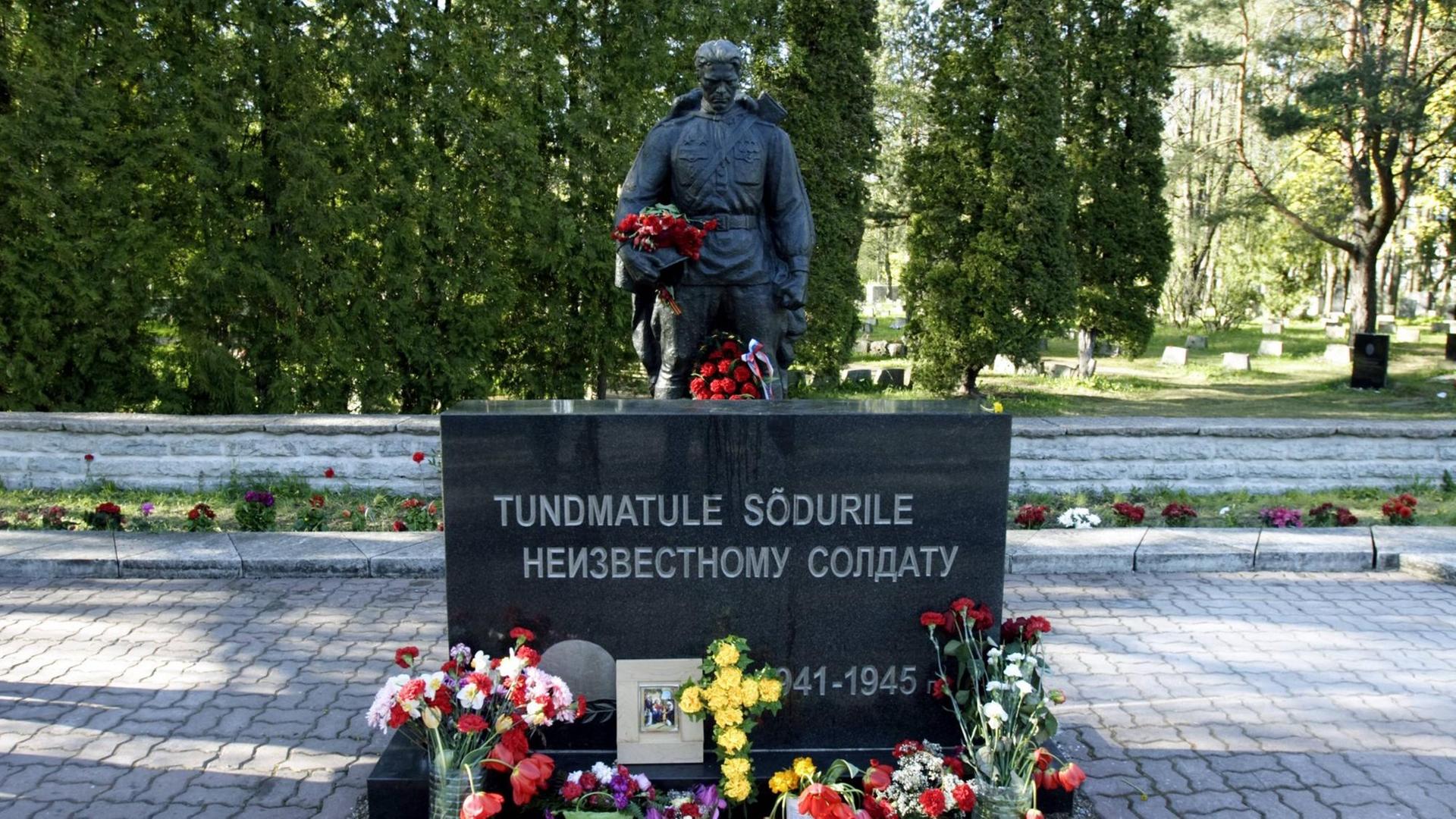 Denkmal für die im Zweiten Weltkrieg gefallenen sowjetischen Soldaten auf dem Militärfriedhof von Tallinn - Estland.