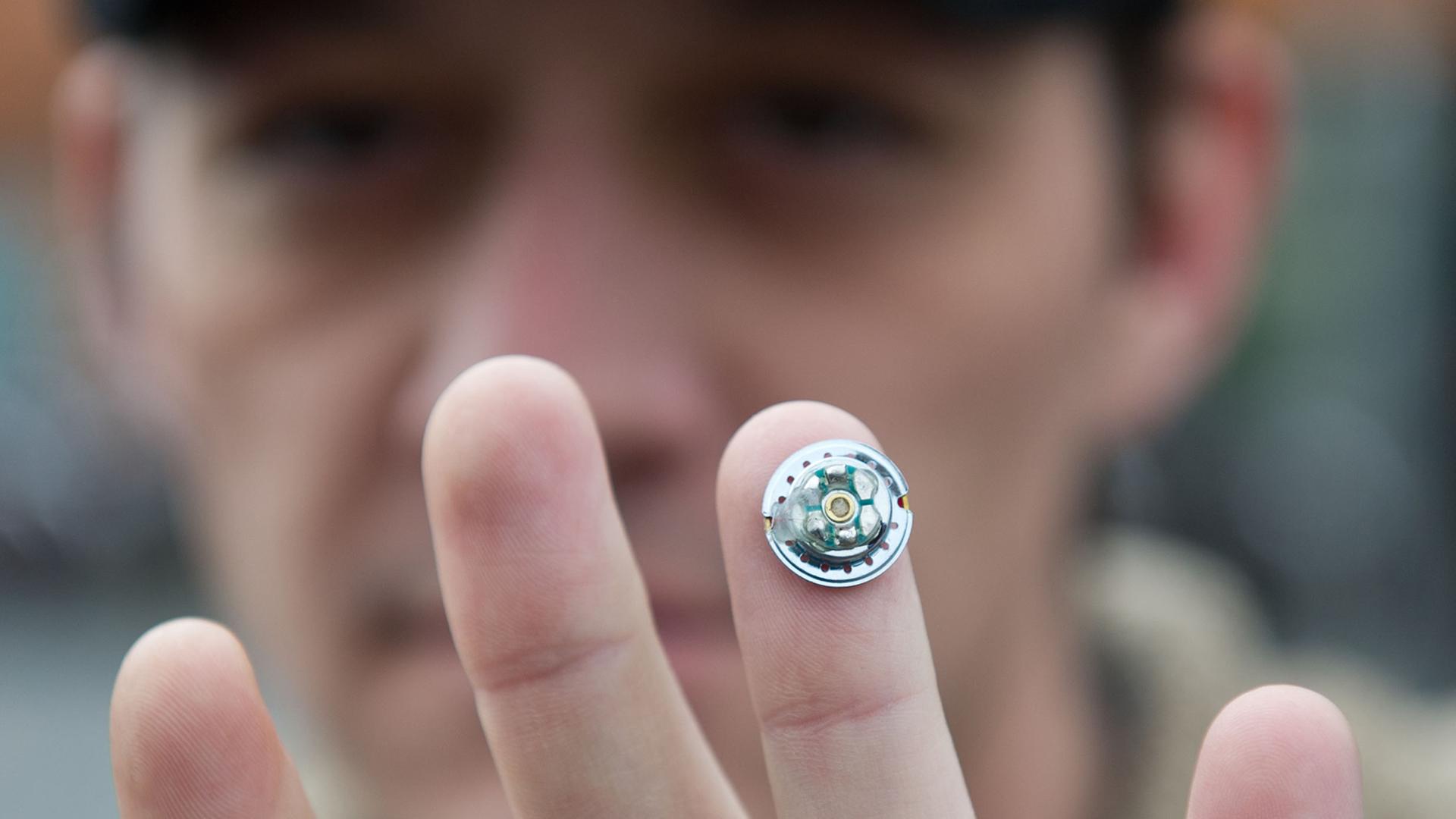 Der US-Amerikaner Tim Cannon trägt einen Magneten im Finger. Er bezeichnet sich als Cyborg.