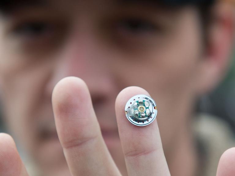 Der US-Amerikaner Tim Cannon hält durch Magnetismus einen Kopfhörermagneten an seinem Finger. Seit dem Frühjahr 2011 trägt Cannon einen Magneten im Finger. Leute mit derartigen Modifikationen bezeichnen sich als "Cyborgs".