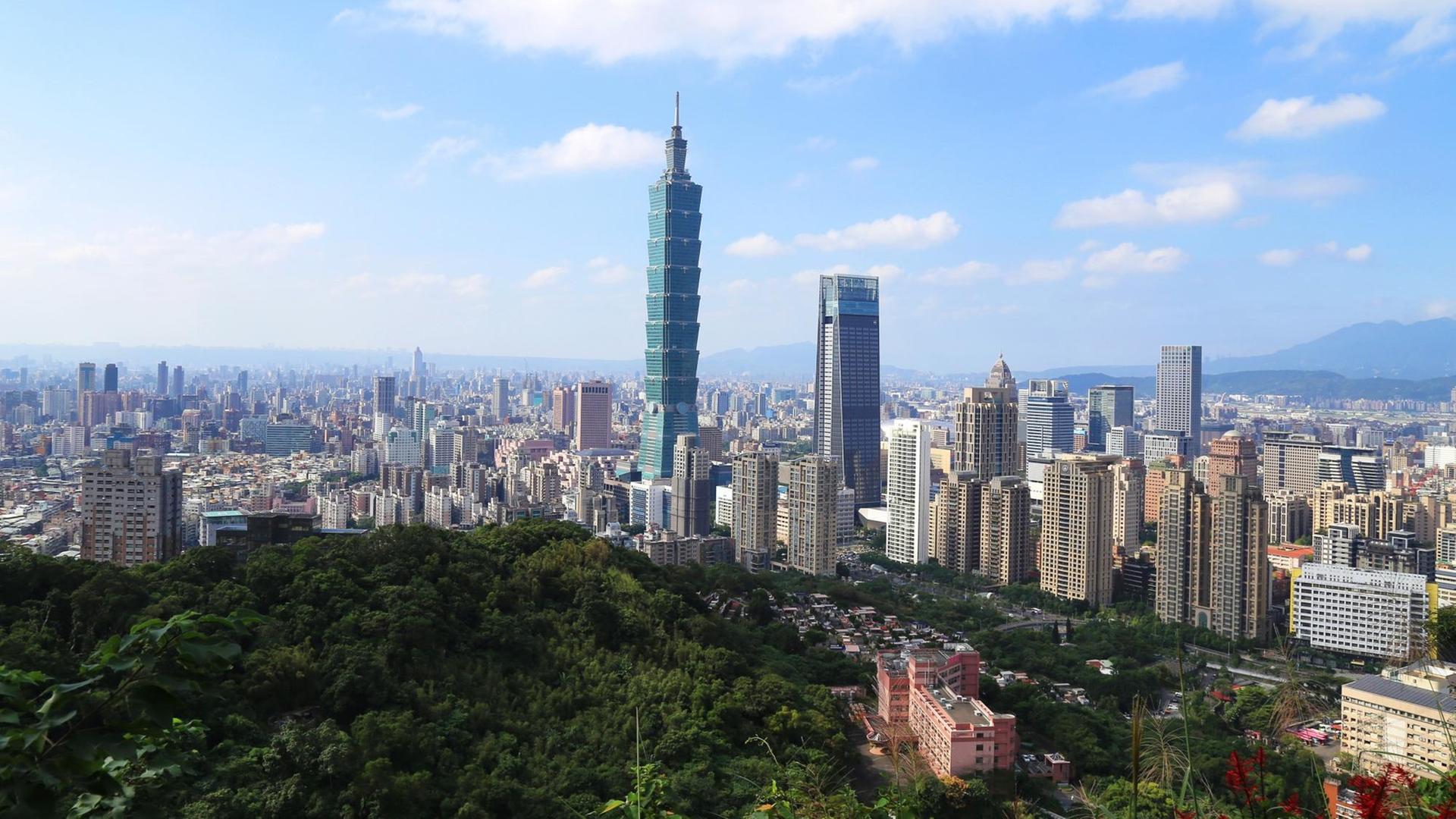 Blick auf Hochhäusermeer der taiwanesischen Hauptstadt Taipeh, besonders hervorstechend: der über 500 Meter hohe Büroturm "Taipei 101"
