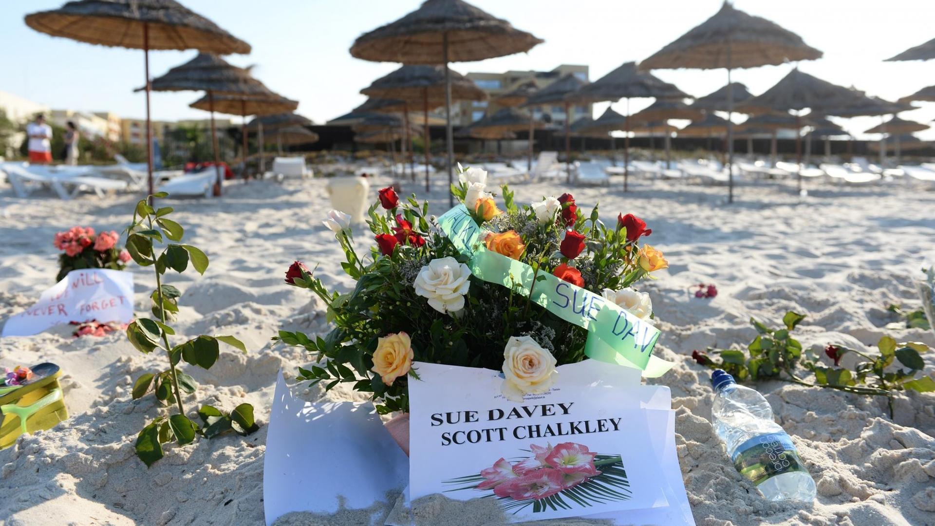 Blumen an dem Hotel-Strand in Tunesien, wo ein Attentäter 38 Menschen erschossen hat. 