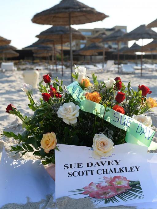 Blumen liegen am 28.06.2015 an der Stelle am Strand des Hotel Imperial Marhaba in Sousse (Tunesien), wo die Briten Sue Davey und Scott Chalkley erschossen wurden. Mindestens 38 Menschen starben bei einem Terroranschlag in dem tunesischen Badeort Sousse - größtenteils Urlauber.
