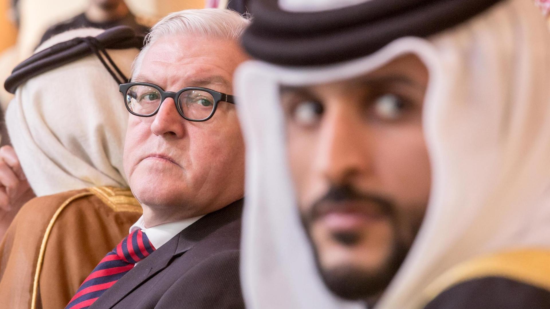 Bundesaußenminister Frank-Walter Steinmeier sitzt in Riad in Saudi-Arabien bei der Eröffnung des Janadriya-Festival zwischen Gästen.