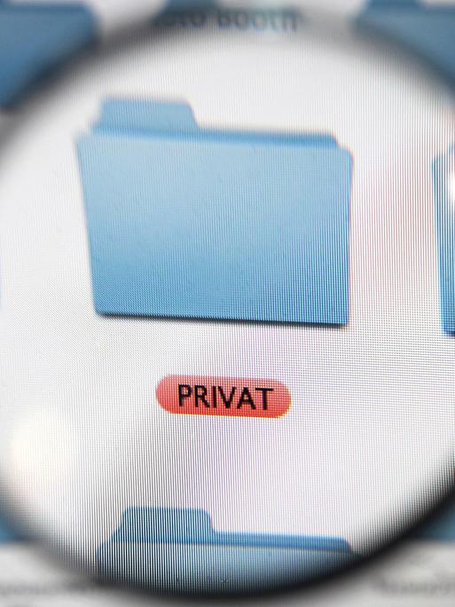 Ein mit "PRIVAT" gekennzeichneter Ordner auf dem Bildschirm eines Computers.