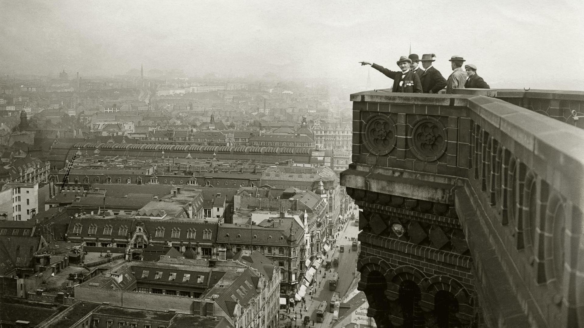 Historische Fotografie mit Blick von der Aussichtsplattform des Roten Rathauses nach Nordost auf die Königstraße und Bahnhof Alexanderplatz, 1910.