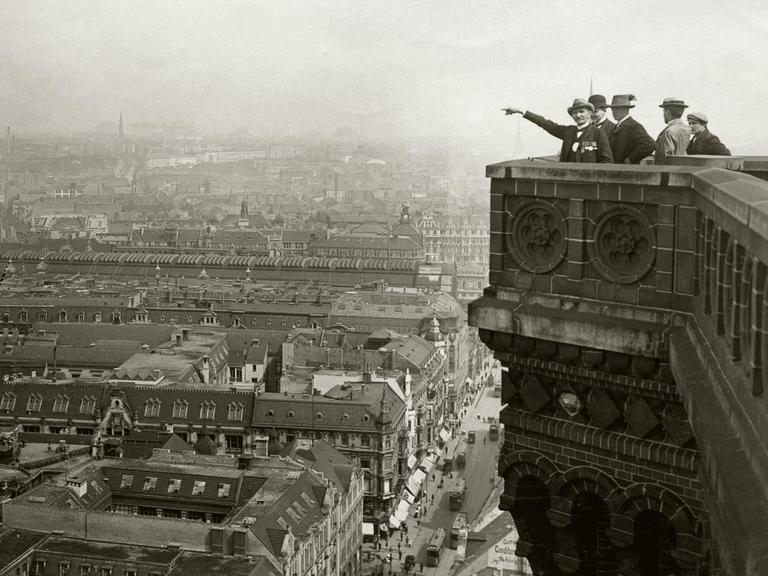 Historische Fotografie mit Blick von der Aussichtsplattform des Roten Rathauses nach Nordost auf die Königstraße und Bahnhof Alexanderplatz, 1910.