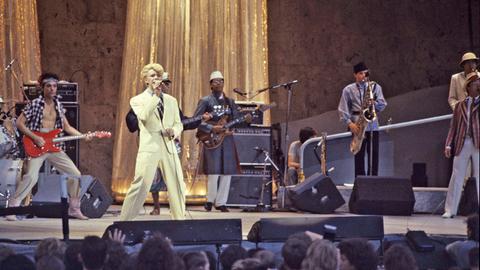 David Bowies Berliner Konzert in der Waldbühne im Jahr 1983: Zu sehen sind Earl Slick, David Bowie, Carmine Rojas, Carlos Alomar, Steve Eslon, Stan Harrison und Frank Simms (v.l.)