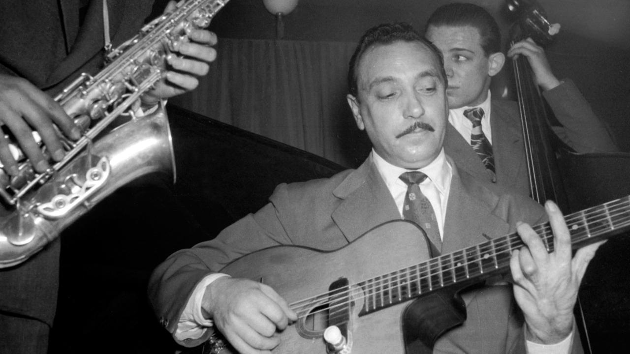 Jazzlegende Django Reinhardt bei einem Auftritt in Paris im Jahr 1951.