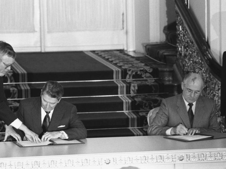 Ronald Raegan und Michail Gorbatschow unterzeichnen am 1. Juni 1988 den INF-Vertrag in Moscow.
