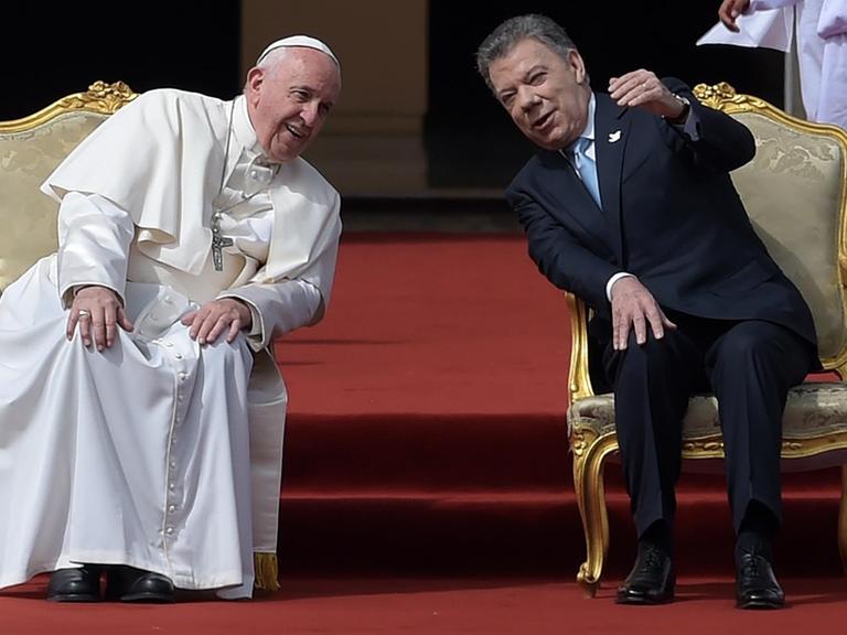 Papst Franziskus und Kolumbiens Präsident Santos bei einer Zeremonie in der Hauptstadt Bogota. (7.9.17)