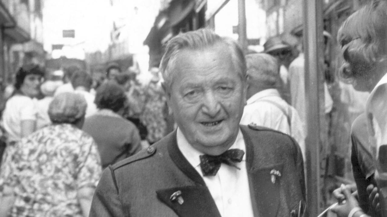 Der Bühnen- und Filmschauspieler Hans Moser im Sommer 1961 in Salzburg mitten im Gewimmel der Festspielbesucher.