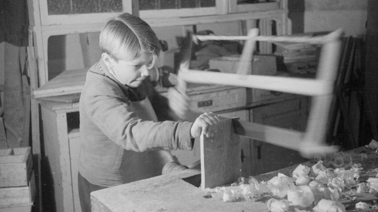 Die von dem evangelischen Pfarrer Gabor Sztehlo gegründete Kinderrepublik "Gaudiopolis" (1945 bis 1951) sah einen selbstverantwortlichen und selbst verwalteten Alltag für die Kinder vor. Das Foto zeigt einen Jungen beim Tischlern.