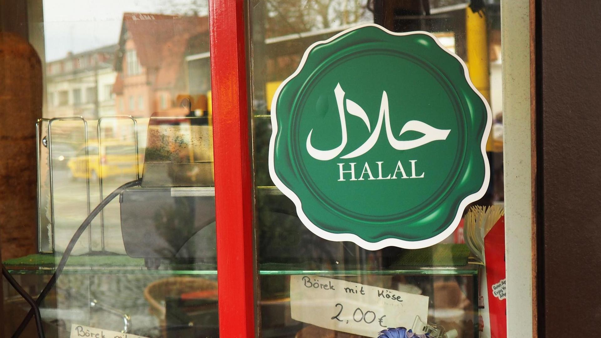 Ein grüner Aufkleber mit dem Wort "Halal" ist an einer Dönerbude in Berlin zu sehen.