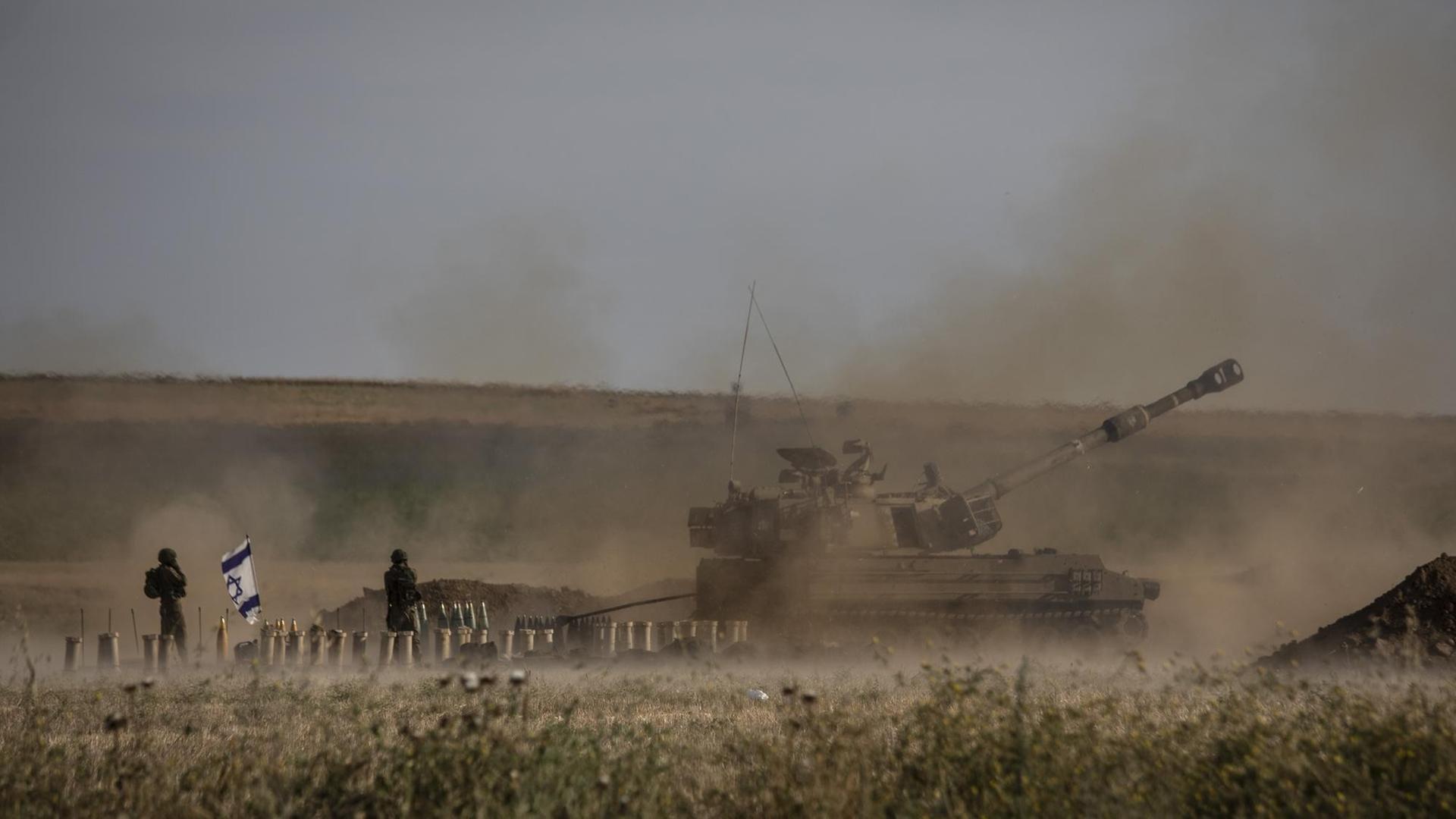 Eine israelische Einheit feuert auf Ziele im Gazastreifen. Eine israelische Einheit feuert auf Ziele im Gazastreifen.