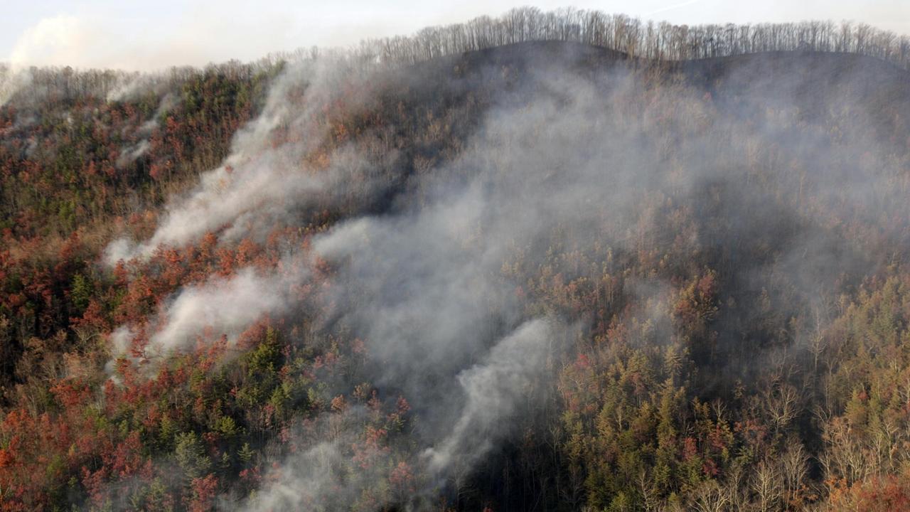 Luftaufnahme der verheerenden Waldbrände in den Great Smoky Mountains in der Nähe von Gatlinburg, Tennessee