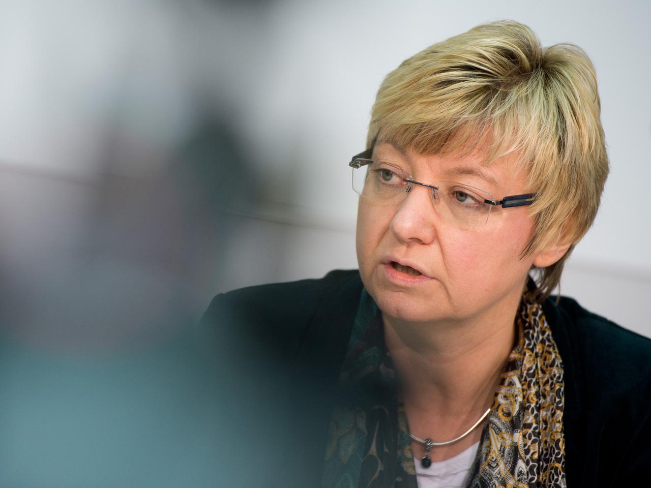 Niedersachsens Kultusministerin Frauke Heiligenstadt (SPD) am 19.02.2014 im Landtag in Hannover während der Landespressekonferenz.