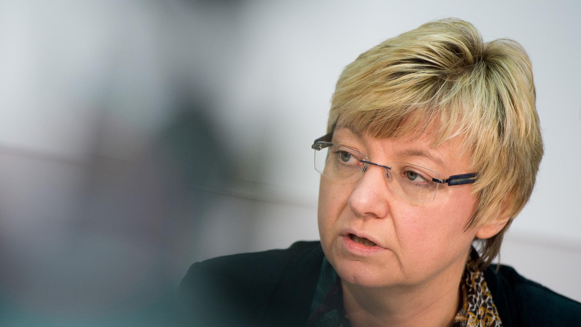 Niedersachsens Kultusministerin Frauke Heiligenstadt (SPD) am 19.02.2014 im Landtag in Hannover während der Landespressekonferenz.