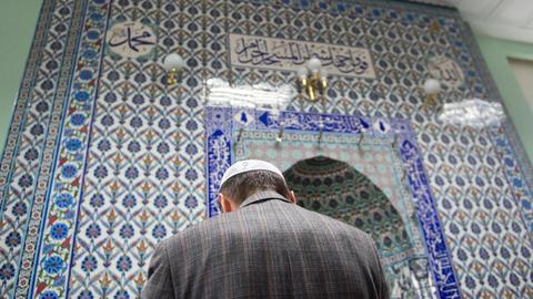 Ein Muslim betet am 26.05.2015 im Gebetsraum der DiTiB-Moschee in Stuttgart