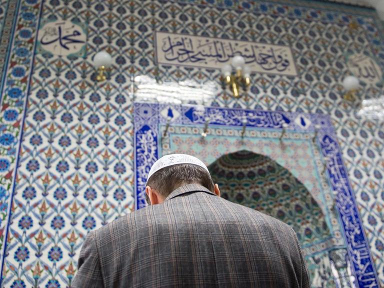 Ein Muslim betet am 26.05.2015 im Gebetsraum der DiTiB-Moschee in Stuttgart