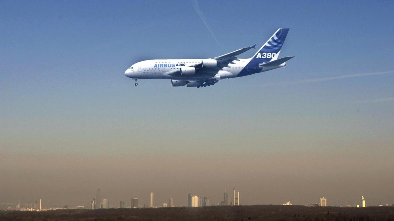 Der große Airbus A380 im Luftraum über Frankfurt.