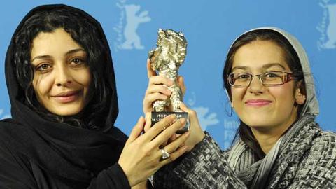 Sareh Bayat und Sarina Farhadi (rechts) mit dem Silbernen Bären in der Kategorie "Beste Darstellerin"