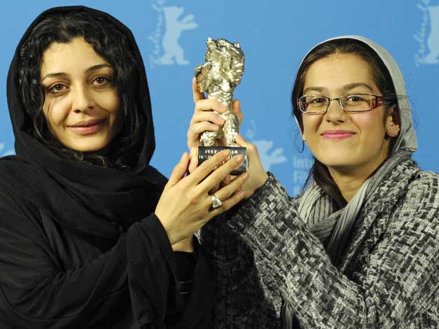 Sareh Bayat und Sarina Farhadi (rechts) mit dem Silbernen Bär in der Kategorie "Beste Darstellerin"