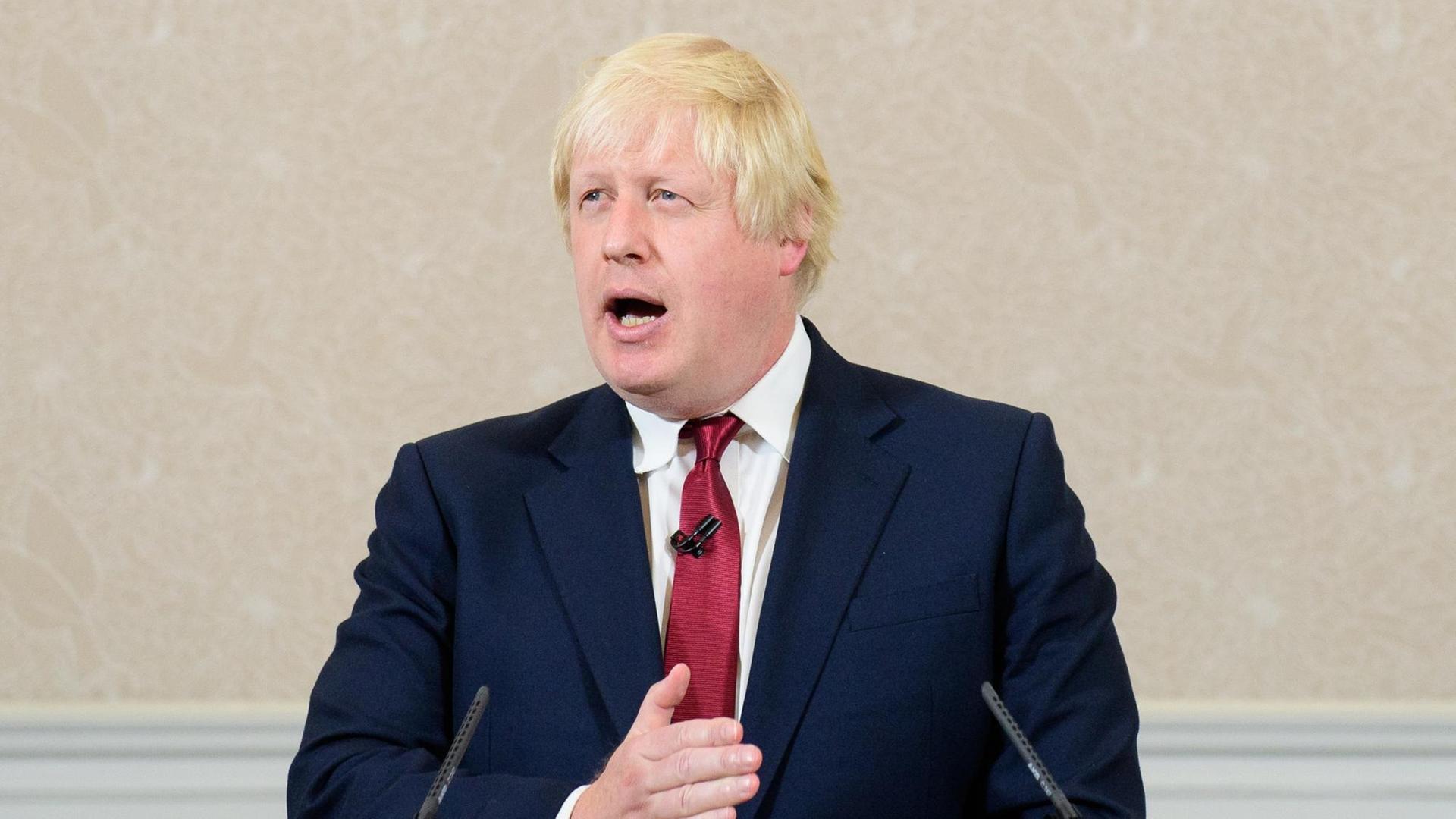 Boris Johnson spricht bei einer Pressekonferenz