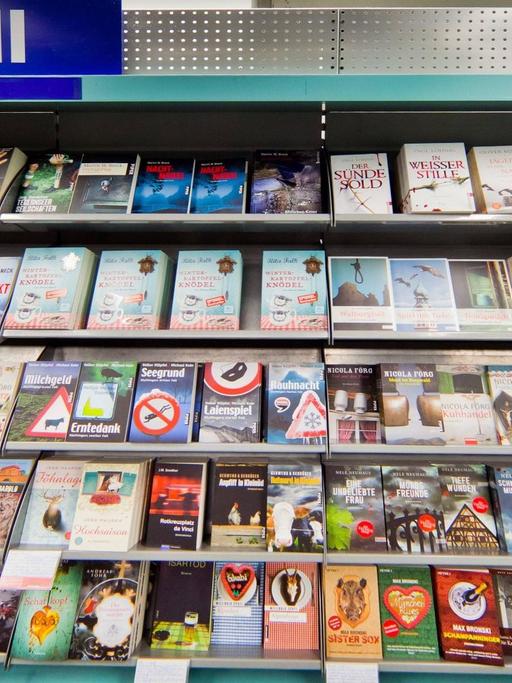 Krimiabteilung in einer Buchhandlung