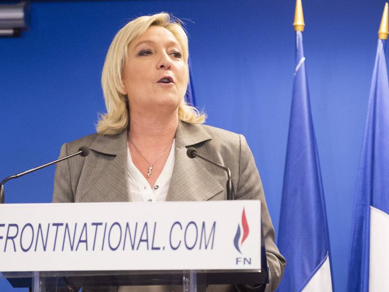 Marine Le Pen bei einer Ansprache auf einer Bühne des Front National.