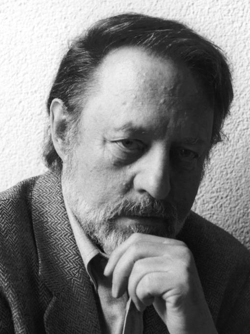 Ein schwarz-weiß Porträt des deutschen Schriftstellers Ror Wolf (1932-2020) aus dem Jahr 1996.
