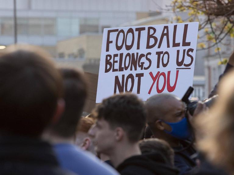 Am 21.04.21 an der Stamford Bridge in London: Chelsea-Fans protestieren gegen die geplante Super League.
