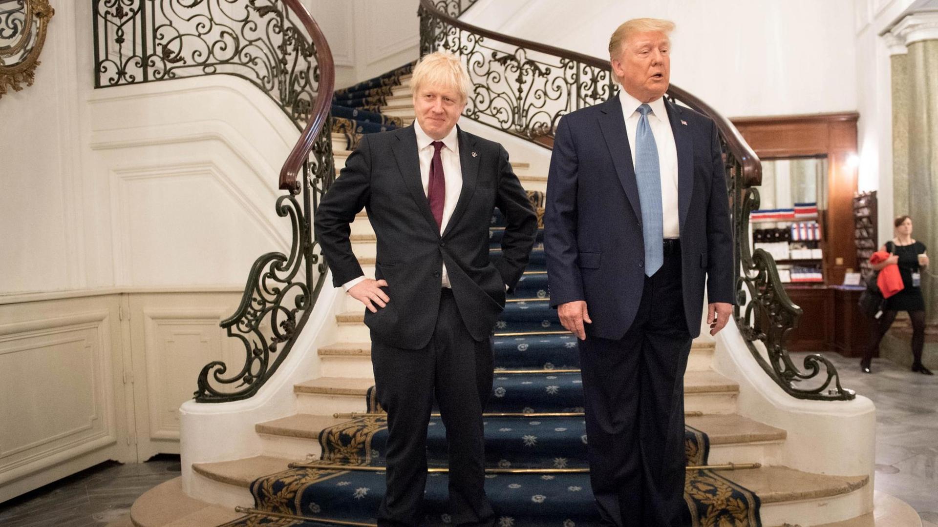 Donald Trump, Präsident der USA, und Boris Johnson, Premierminister von Großbritannien, kommen zu bilateralen Gesprächen eine Treppe herunter.