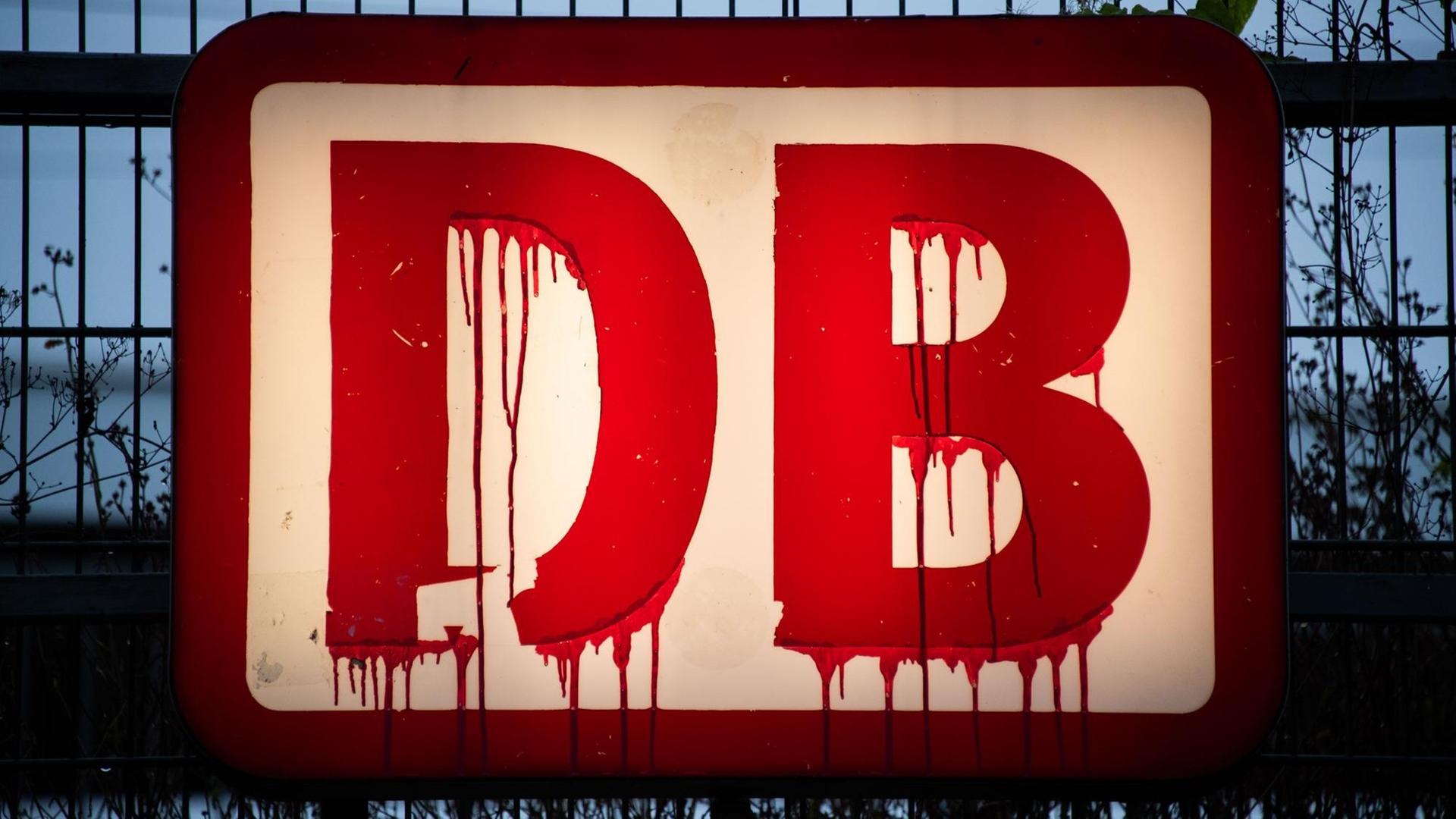 Rote Farbe ist auf einem Logo der Deutschen Bahn am Hauptbahnhof runtergelaufen.