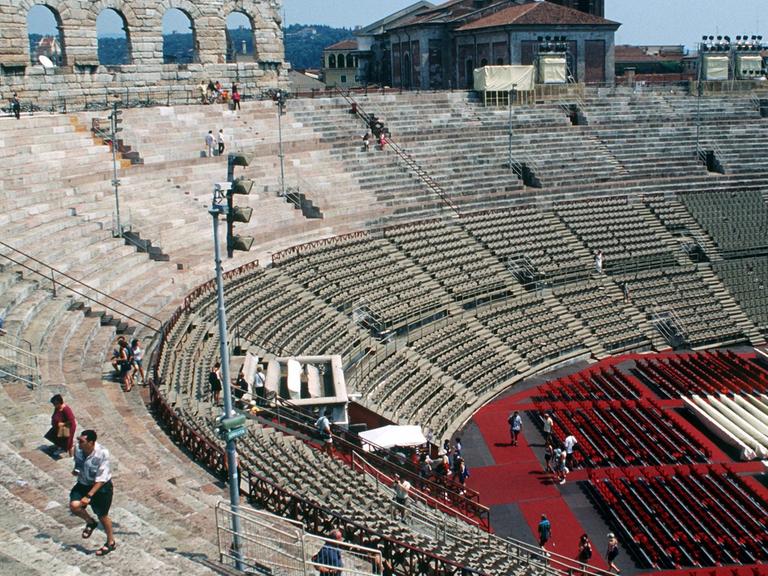 Blick über den Zuschauerraum der römischen Arena in Verona, in der jährlich unter freiem Himmel die Opernfestspiele stattfinden.