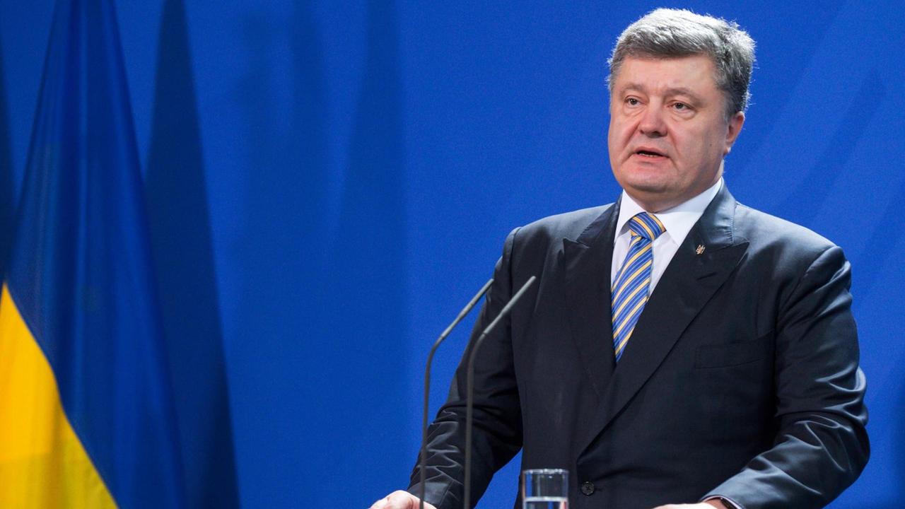 Petro Poroschenko, der Präsident der Ukraine, äußert sich am 01.02.2016 bei einer Pressekonferenz mit Bundeskanzlerin Merkel vor ihrem Gespräch im Bundeskanzleramt in Berlin.