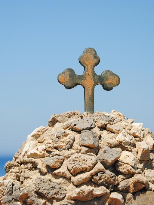 Ein Kreuz auf dem Hof einer orthodoxen Kirche am Meer