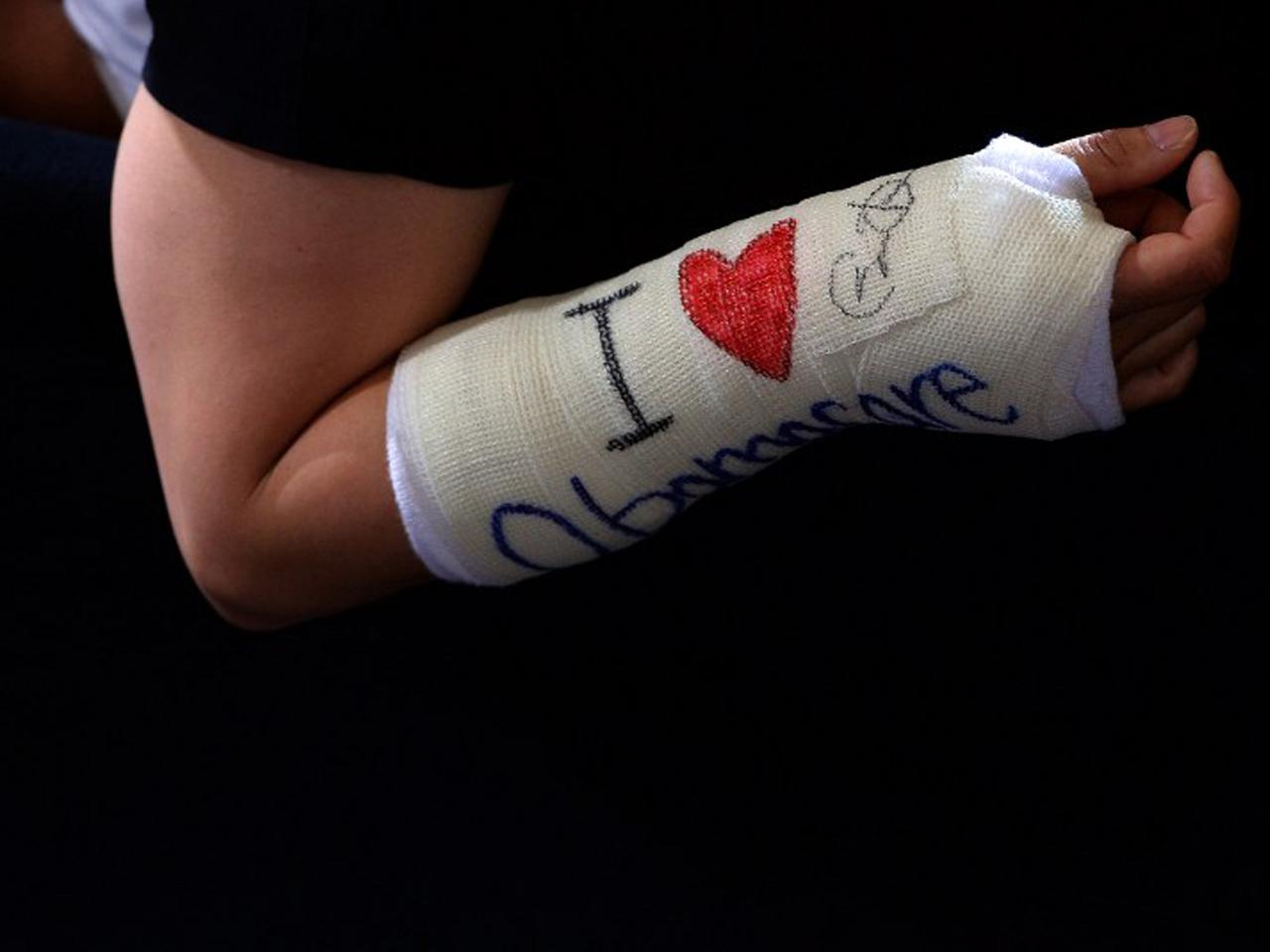 Gips am Arm mit der Aufschrift;: "I love Obamacare"