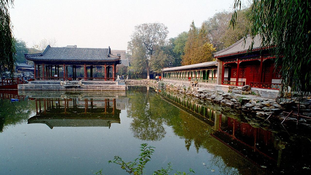 Blick auf einen Teil des Neuen Sommerpalasts, eines Gartens im Nordwesten Pekings