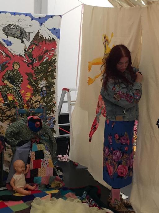 RomArchive – Das Digitale Archiv der Sinti und Roma geht online: Künstlerin Delaine Le Bas und Mit-Kuratorin der Eröffnungsausstellung, beim Aufbau ihres Kunstwerks "Hexenjagd"