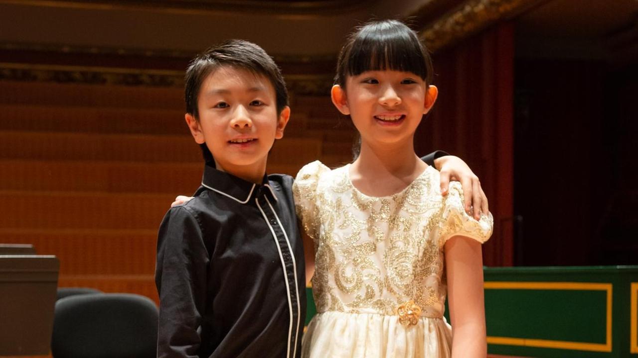 Chloe Chua (11) aus Singapur und der Australier Christian Li (10) gewannen das Junior-Finale der Menuhin Competition 2018 in Genf.