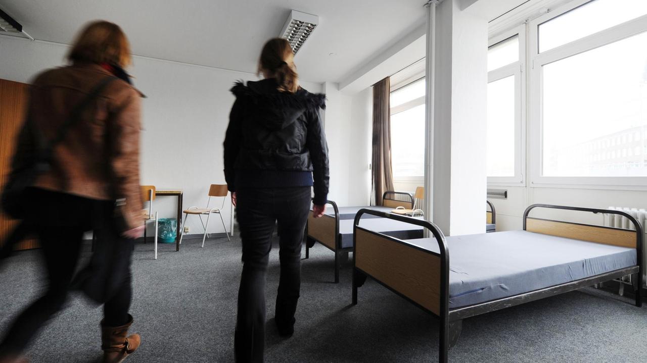 Zwei Frauen gehen am Dienstag (01.11.2011) in Hamburg durch die Räume der neuen Winternotunterkunft für Obdachlose in der Spaldingstraße.