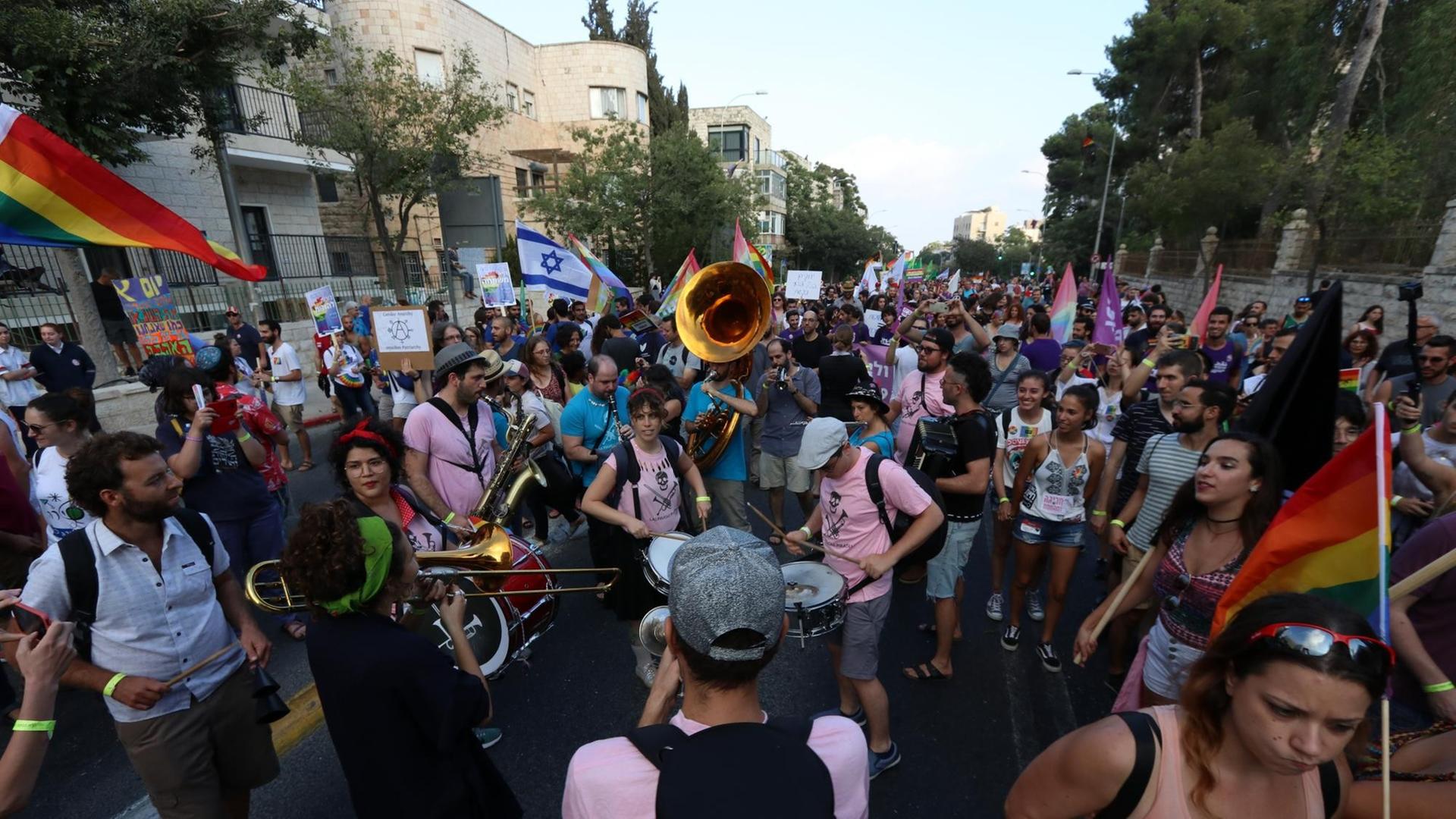 Regenbogenfarben in Jerusalem: untermalt von der Brassband "Las Piratas Piratas"