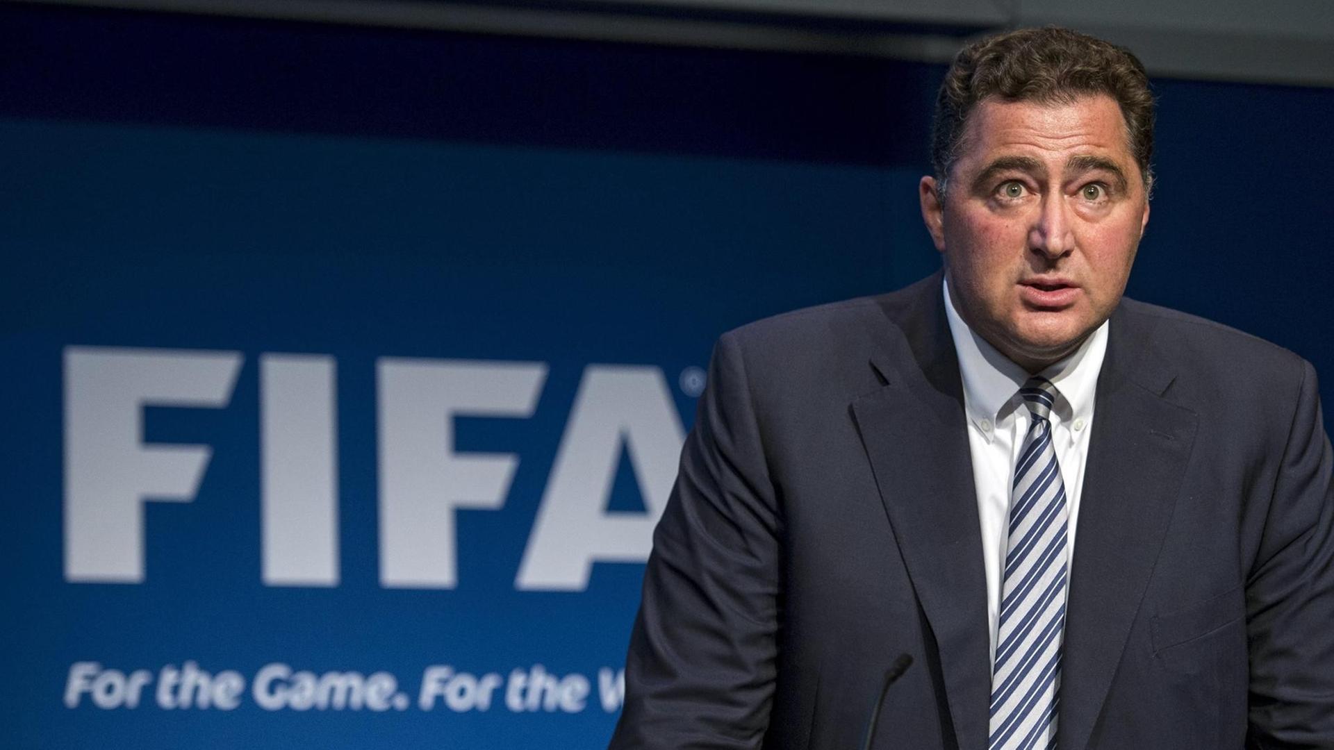 FIFA-Chefaufseher Domenico Scala steht vor einem FIFA-Transparent