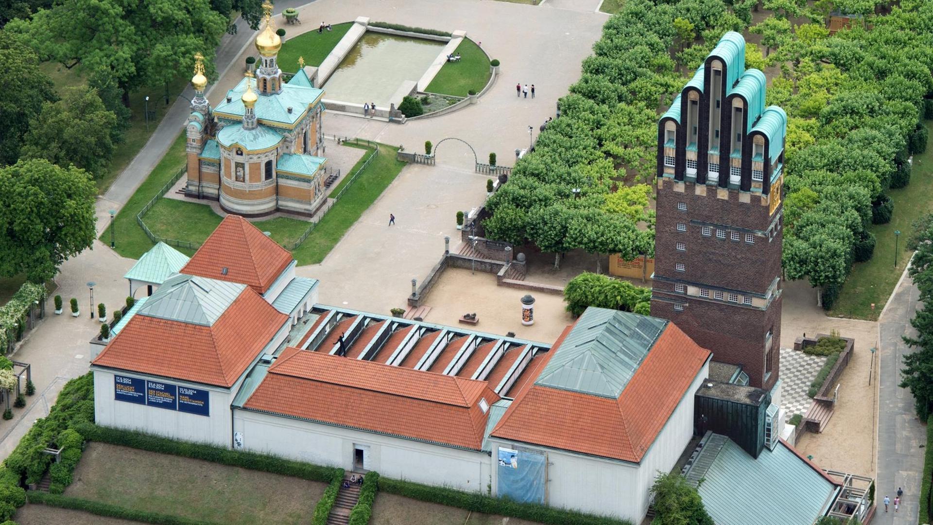 Die Mathildenhöhe in Darmstadt (Hessen), fotografiert aus der Vogelperspektive am 07.07.2014. Das parkähnliche Gelände im Zentrum von Darmstadt gehört zu den markantesten Wahrzeichen Hessens.