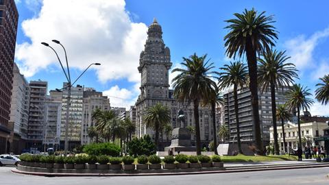 Stadtansicht - Plaza Independencia in Uruguays Hauptstadt Montevideo.